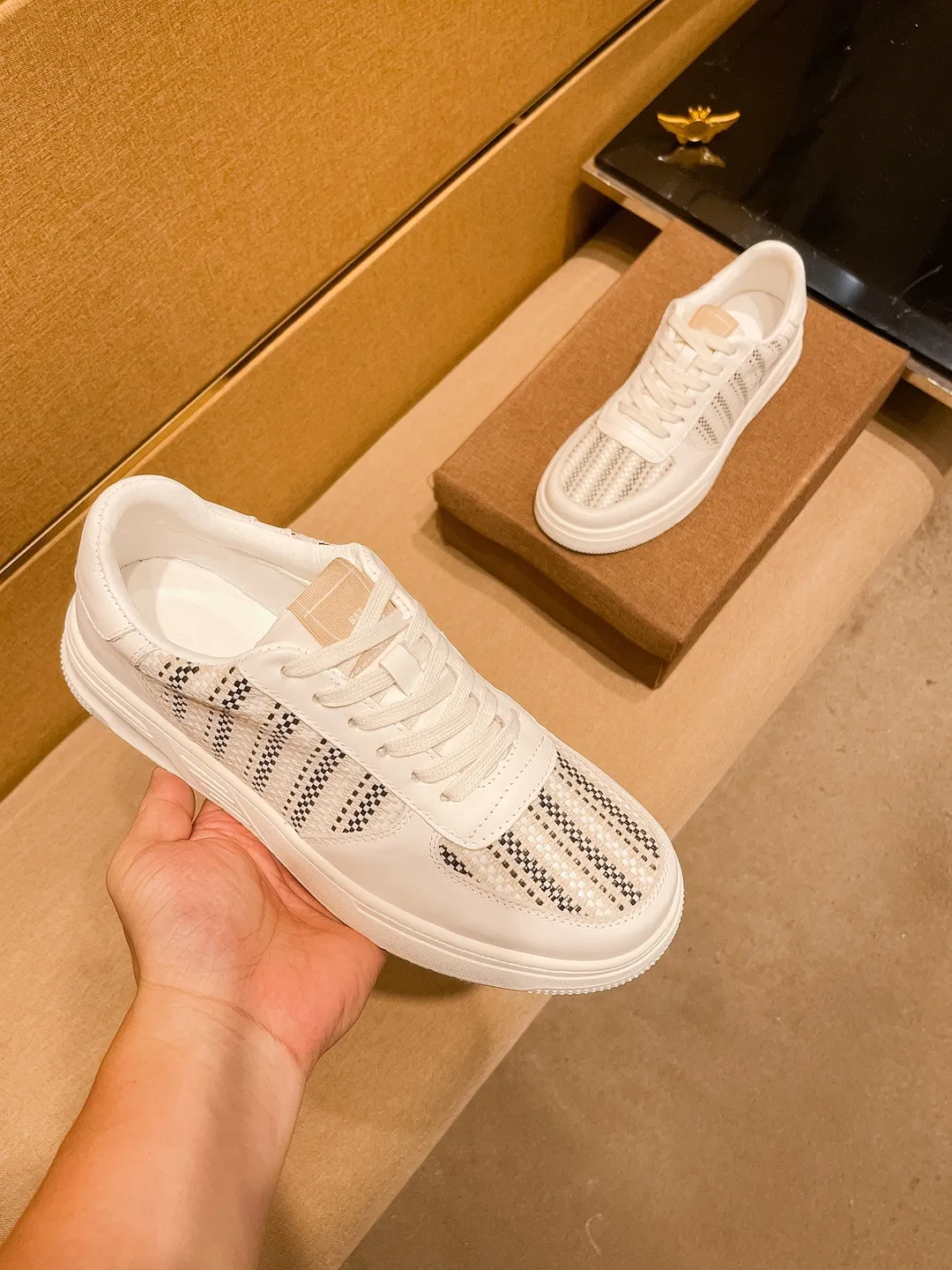 🚘🚘Factory batch 400💰【Dior】🔥Men's high-end brand of shoes official website 1:1 latest masterpiece: the upper is made of first-layer cowhide imported from Italy with a comfortable and breathable lining➕original non-slip and wear-resistant outsole🔥, making walking more convenient and comfortable! An exclusive new model, a stunning work, a beautiful 1:1 replica [color] compared to the official quality! Create a fashionable personality to set off your uniqueness! A must-have for trendy men! Classic 🔥Size: 38-44 Color: 🔥 2⃣️colors available🔥